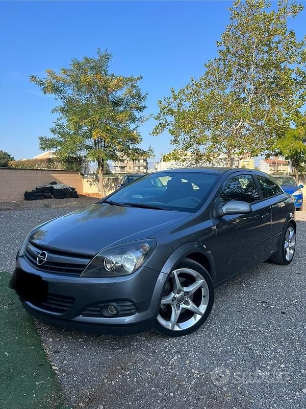 Grigio Usata 2005 Opel Astra GTC Coupé | 2400 € (Buon prezzo) - Immagine 1/4