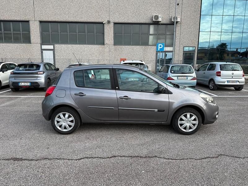 Usata Renault Clio II Luxe 75 CV (55 kW) 2010 Grigio Berlina