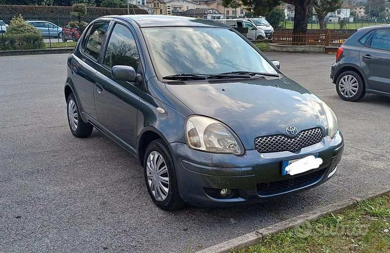 Usata Toyota Yaris 2004 Grigio Utilitaria