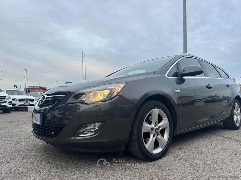 Usata Opel Astra Cosmo 160 CV (117 kW) 2011 Gray Station wagon