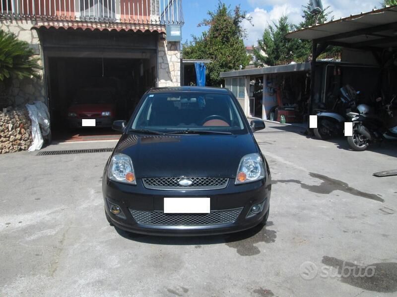 Grigio Usata 2006 Ford Fiesta Ghia Due volumi | 1999 € (Buon prezzo) - Immagine 1/4