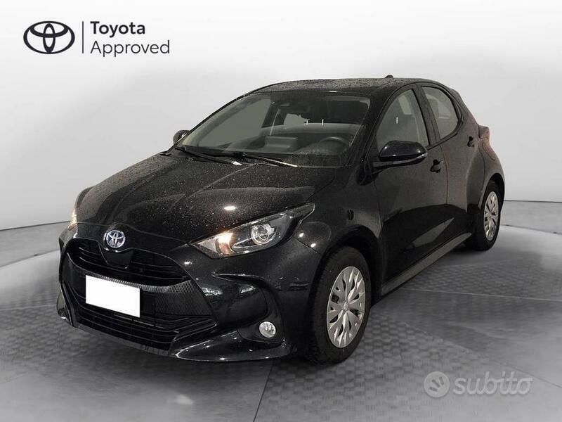 Nero Usata 2022 Toyota Yaris Hybrid Active Tre volumi | 16.500 € (Buon prezzo) - Immagine 1/4