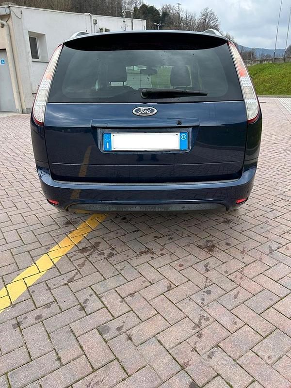 Begagnad Ford Focus Titanium 110 HK (80 kW) 2011 Blå Kombi