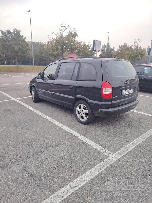 Usata Opel Zafira 200 CV (147 kW) 2005 Nero Monovolume