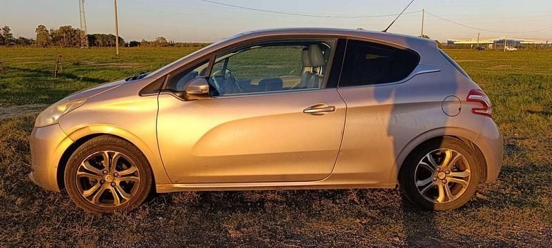 Usata Peugeot 208 Allure 114 CV (83 kW) 2012 Utilitaria