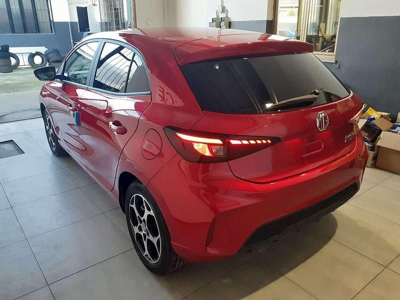 Nuova MG MG3 Luxury 102 CV (75 kW) 2026 Rosso Utilitaria