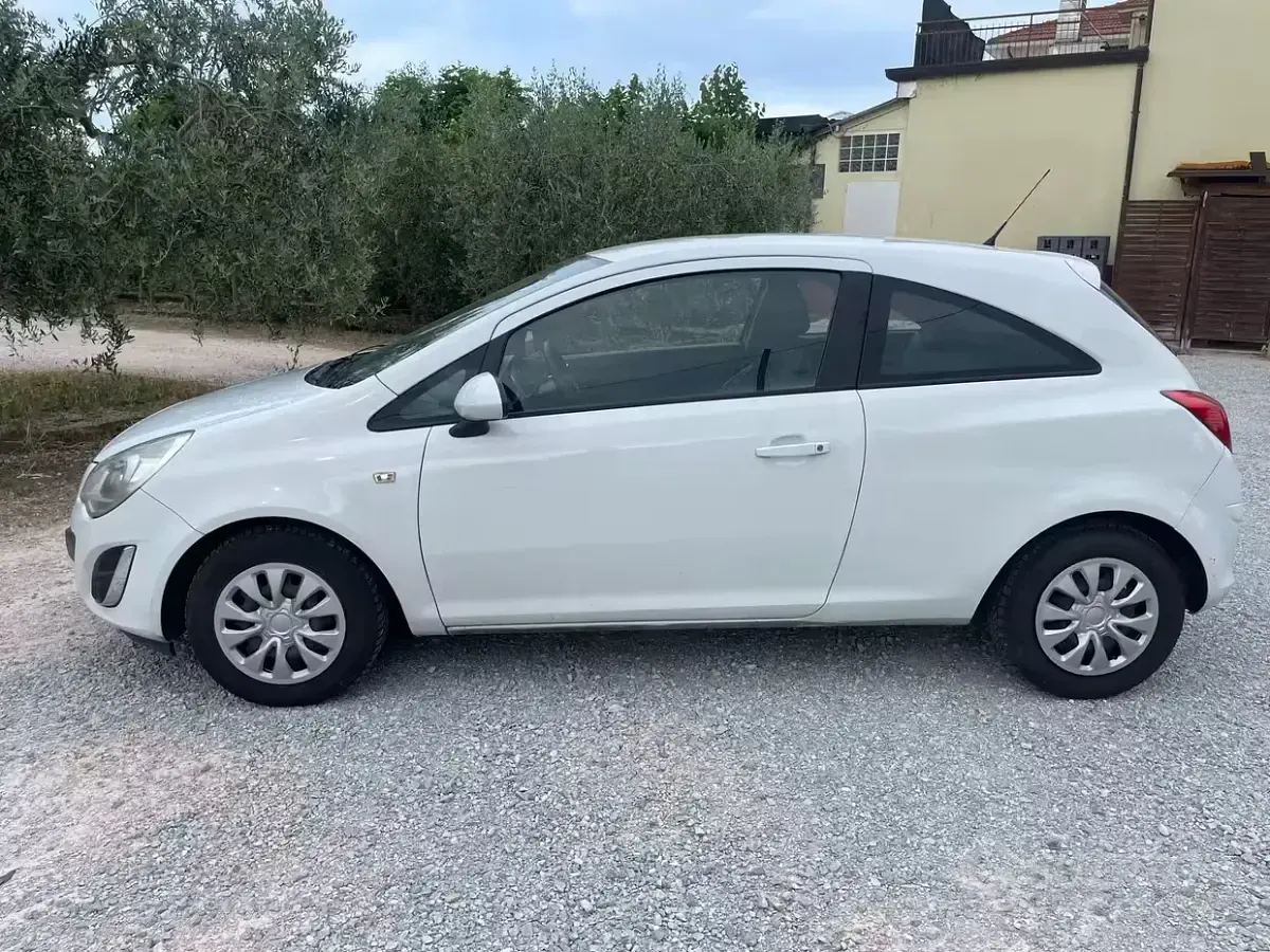Usata Opel Corsa 86 CV (63 kW) 2012 Bianco Utilitaria