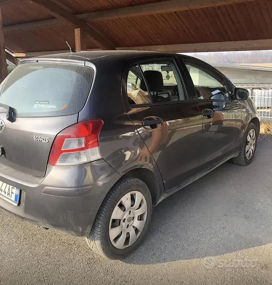 Usata Toyota Yaris 69 CV (50 kW) 2010 Grigio Utilitaria