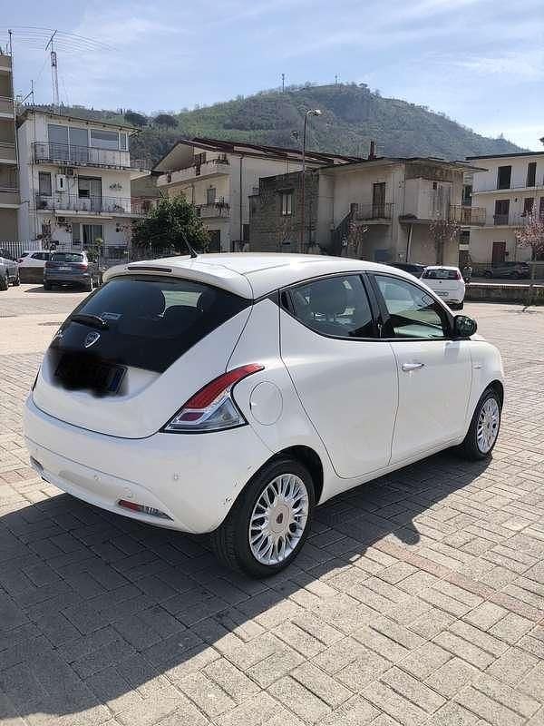 Usata Lancia Ypsilon Gold 69 CV (50 kW) 2017 Bianco Utilitaria