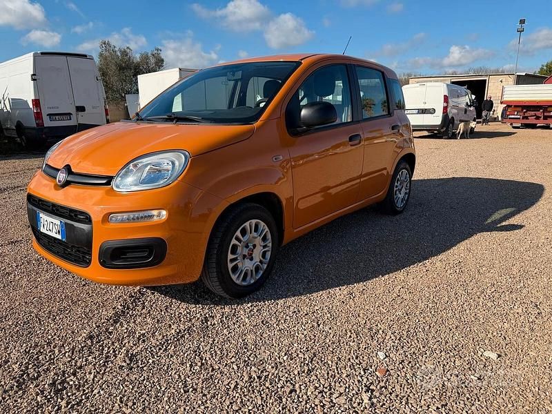 Arancione Usata 2019 Fiat Panda Connect Tre volumi | 8500 € (Buon prezzo) - Immagine 1/4