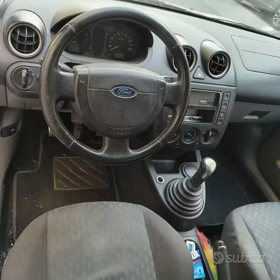 Usata Ford Fiesta 80 CV (58 kW) 2002 Grigio Utilitaria