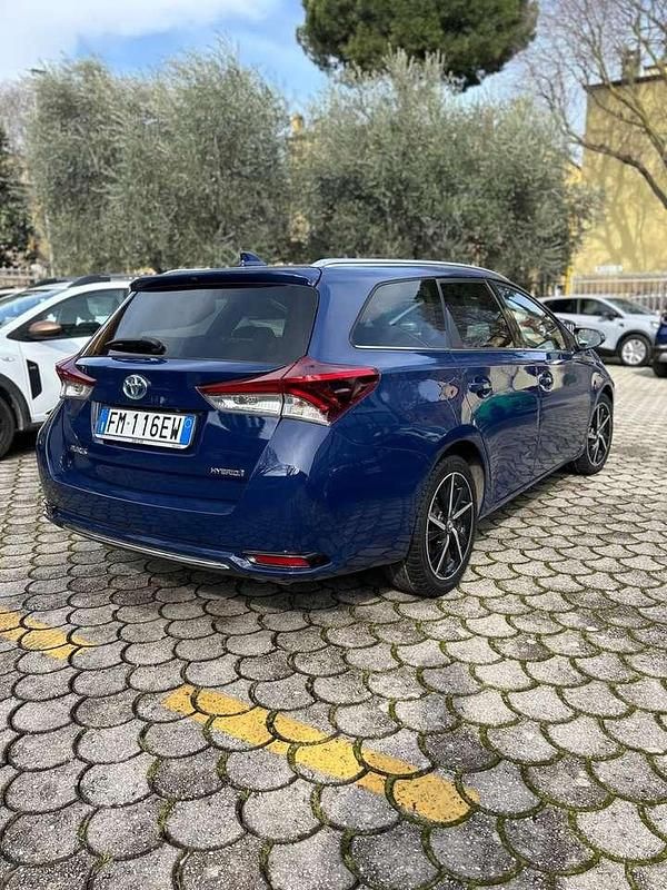 Usata Toyota Auris Hybrid Active 136 CV (100 kW) 2018 Blu/azzurro Utilitaria