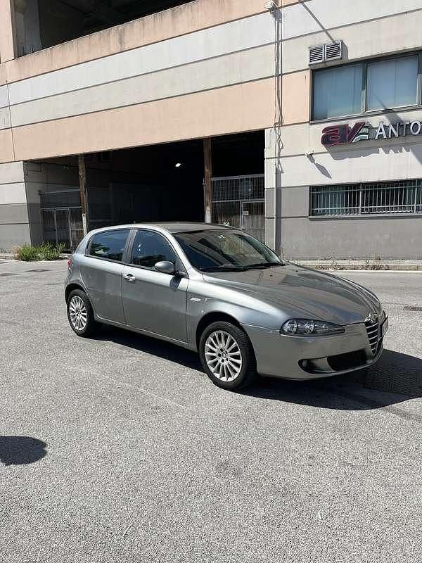 Usata 2006 Alfa Romeo 147 Distinctive Due volumi | 2100 € (Ottimo prezzo) - Immagine 1/4