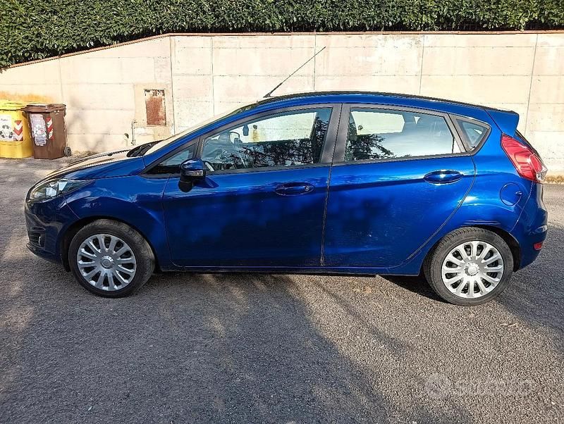 Usata Ford Fiesta 100 CV (73 kW) 2016 Blu Berlina