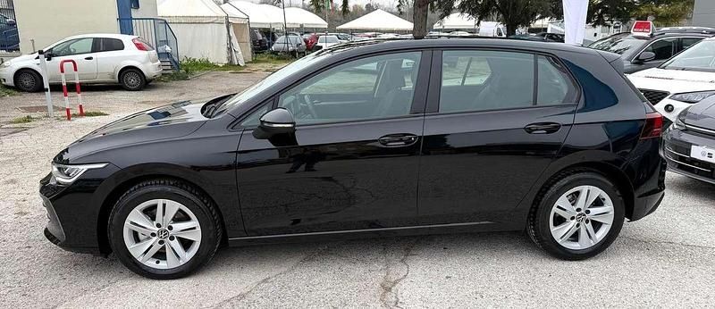 Usata VW Golf VIII Life 116 CV (85 kW) 2025 Grenadill black metallizzato Berlina