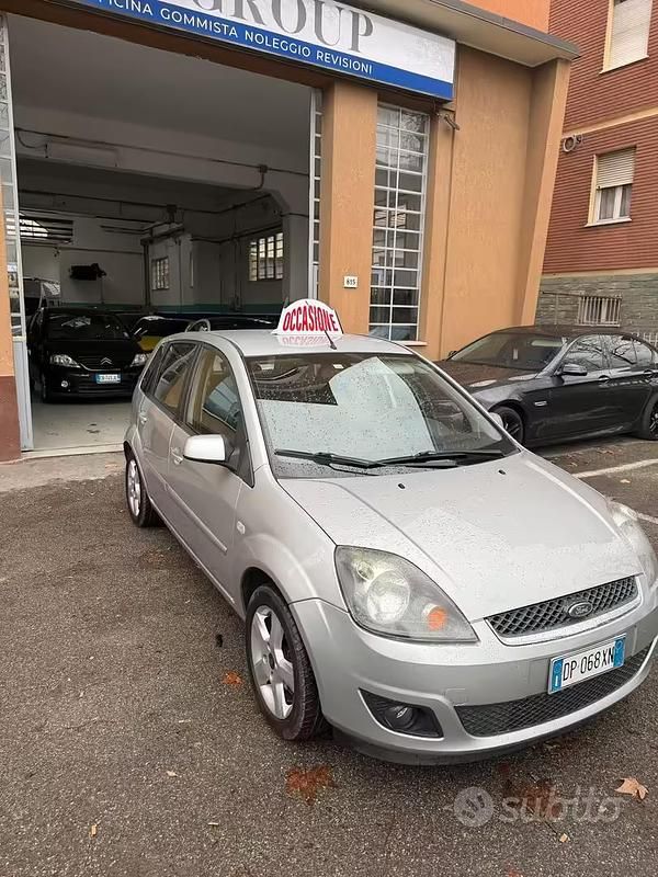 Usata Ford Fiesta Titanium 67 CV (49 kW) 2008 Grigio Utilitaria