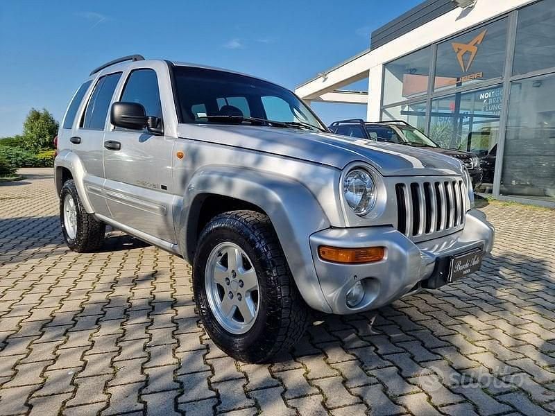 Usata Jeep Cherokee Sport 143 CV (105 kW) 2002 Grigio SUV