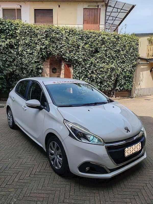 Usata Peugeot 208 Active 75 CV (55 kW) 2015 Bianco Utilitaria