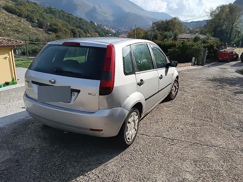 Usata Ford Fiesta 68 CV (50 kW) 2004 Grigio Utilitaria