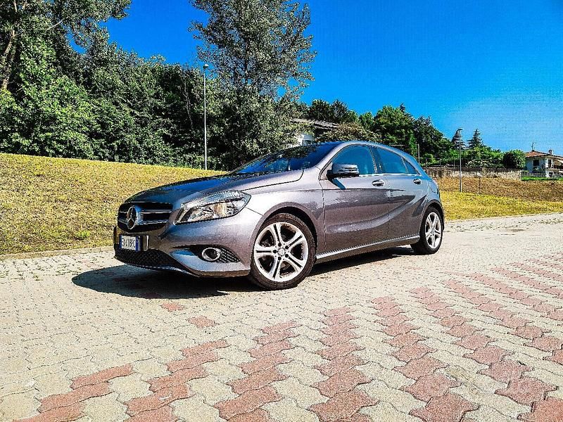 Usata Mercedes A180 122 CV (89 kW) 2014 Grigio Berlina