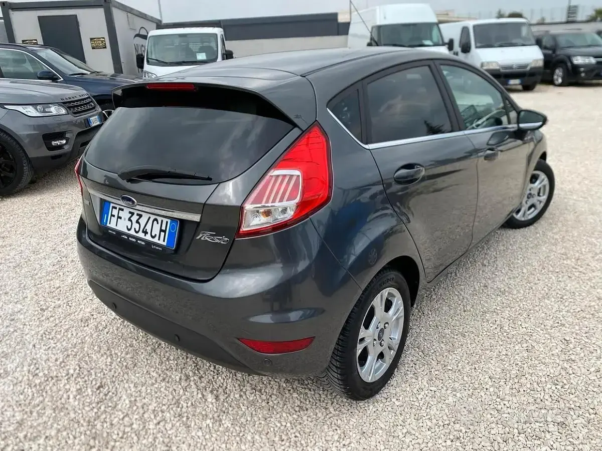 Usata Ford Fiesta Titanium 100 CV (73 kW) 2016 Grigio Utilitaria