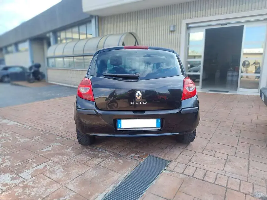 Usata Renault Clio III LE 75 CV (55 kW) 2007 Nero Berlina