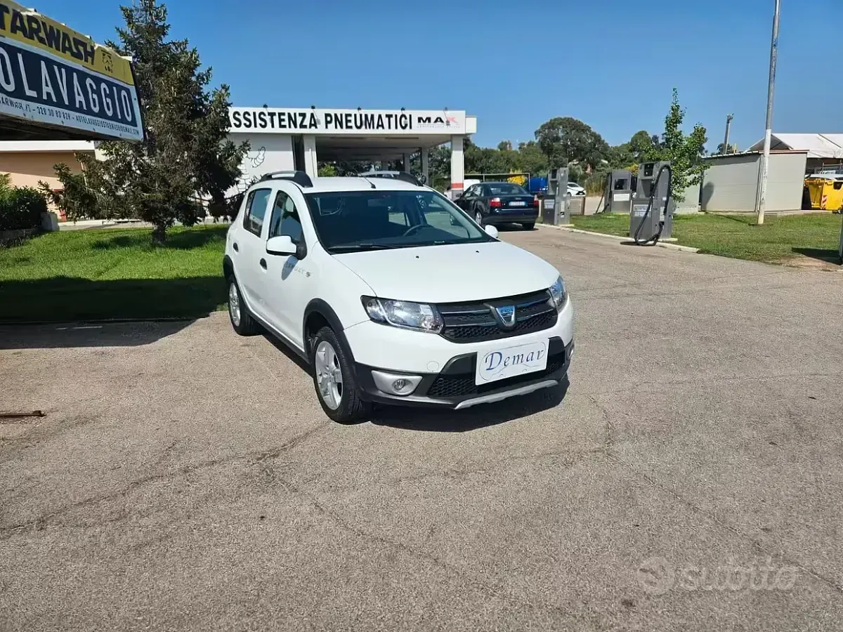 Usata Dacia Sandero Lauréate 90 CV (66 kW) 2015 Bianco Berlina