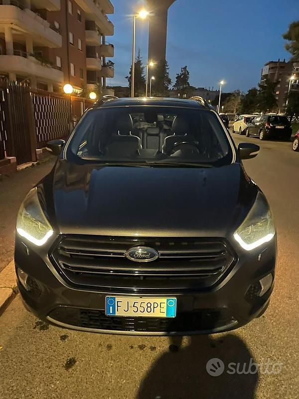 Grigio Usata 2017 Ford Kuga SUV | 13.500 € (Buon prezzo) - Immagine 1/4
