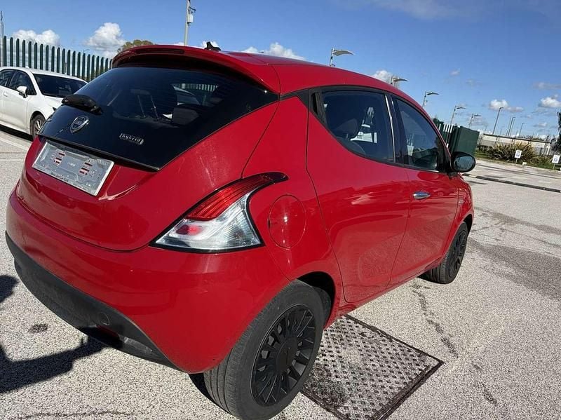 Usata Lancia Ypsilon Silver 69 CV (50 kW) 2021 Rosso Utilitaria