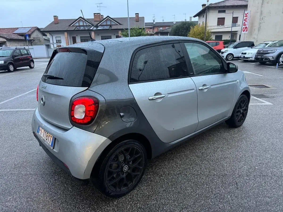 Usata Smart ForFour Passion 90 CV (66 kW) 2019 Argento Utilitaria