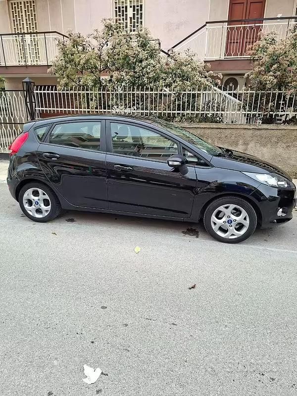 Usata Ford Fiesta 97 CV (71 kW) 2012 Blu Utilitaria