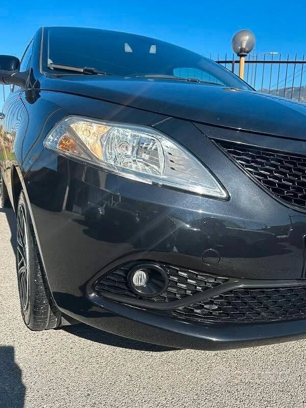Usata Lancia Ypsilon Silver 69 CV (50 kW) 2021 Nero Utilitaria
