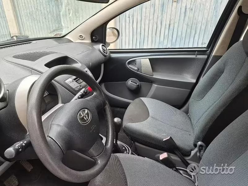 Usata Toyota Aygo 67 CV (49 kW) 2008 Grigio Utilitaria