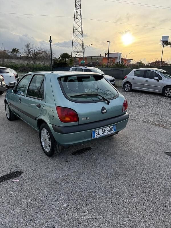 Usata Ford Fiesta 75 CV (55 kW) 2000 Blu Berlina