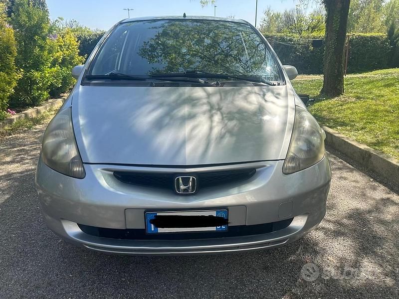 Usata Honda Jazz 78 CV (57 kW) 2002 Grigio Utilitaria