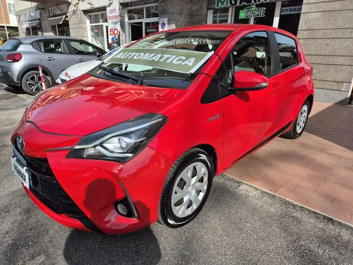 Usata Toyota Yaris Hybrid Active 73 CV (53 kW) 2018 Rosso Berlina