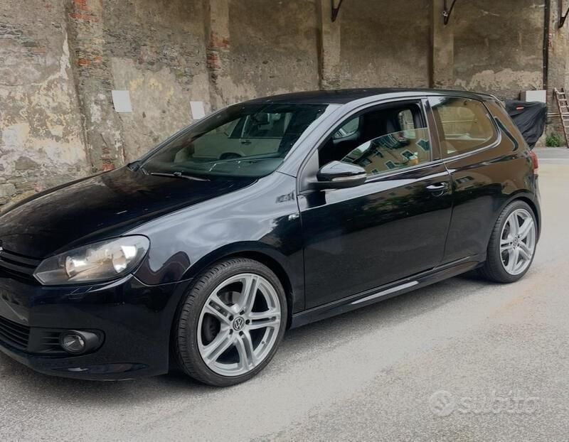 Nero Usata 2010 VW Golf VI R-line Due volumi | 7500 € (Buon prezzo) - Immagine 1/4