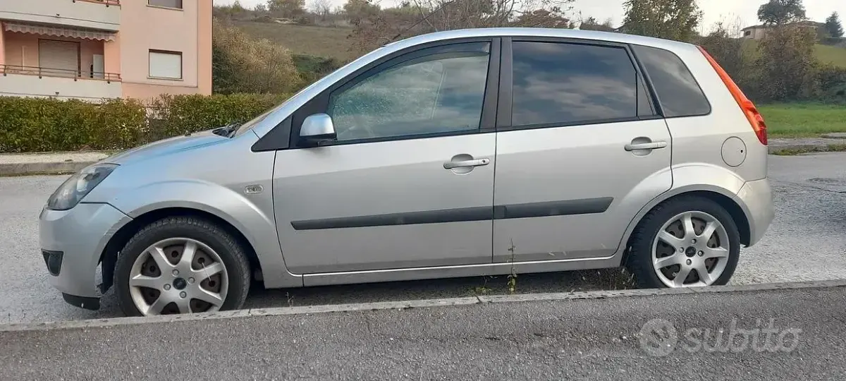 Usata Ford Fiesta Titanium 68 CV (50 kW) 2006 Grigio Utilitaria