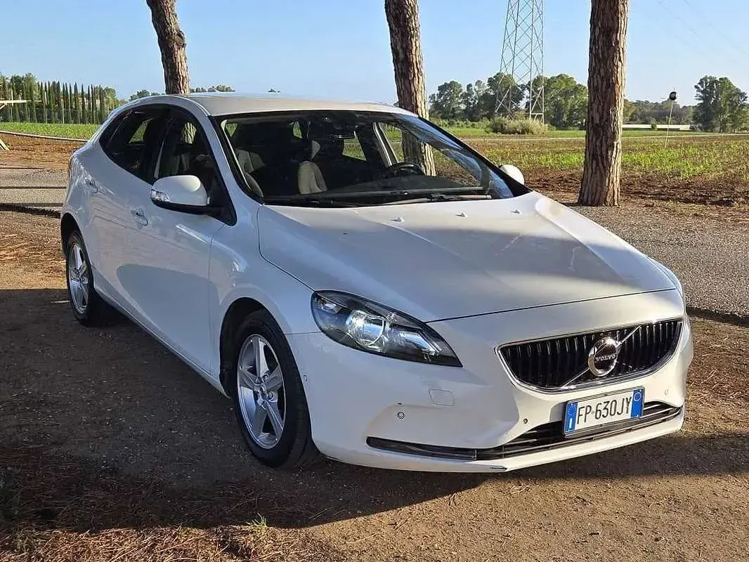 Usado Volvo V40 Kinetic 120 CV (88 kW) 2018 Blanco Berlina