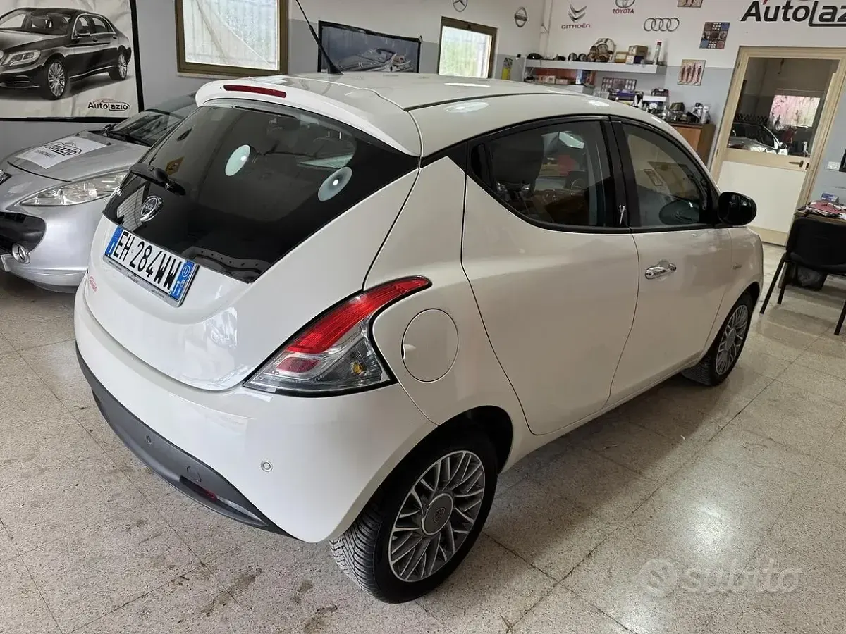 Usata Lancia Ypsilon 85 CV (62 kW) 2012 Bianco Utilitaria