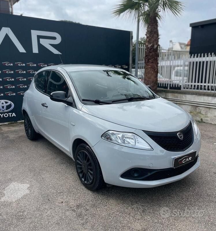 Usata Lancia Ypsilon 69 CV (50 kW) 2018 Grigio Utilitaria