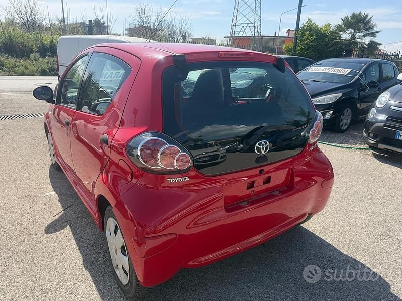 Usata Toyota Aygo 68 CV (50 kW) 2011 Rosso Utilitaria