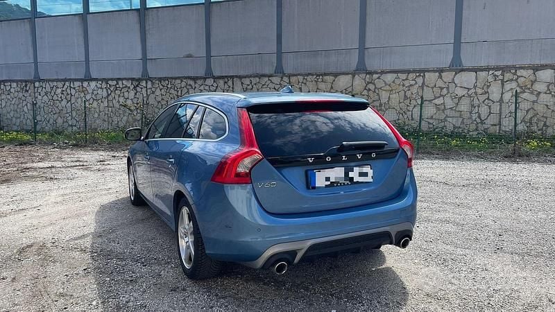 Usata Volvo V60 R-Design 115 CV (84 kW) 2014 Blu Station wagon