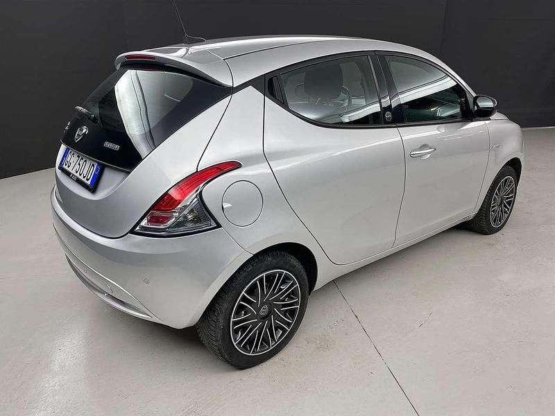 Usata Lancia Ypsilon Gold 69 CV (50 kW) 2021 Grigio argento Utilitaria