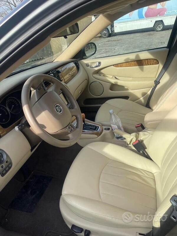 Usata Jaguar X-type 196 CV (144 kW) 2005 Grigio Berlina