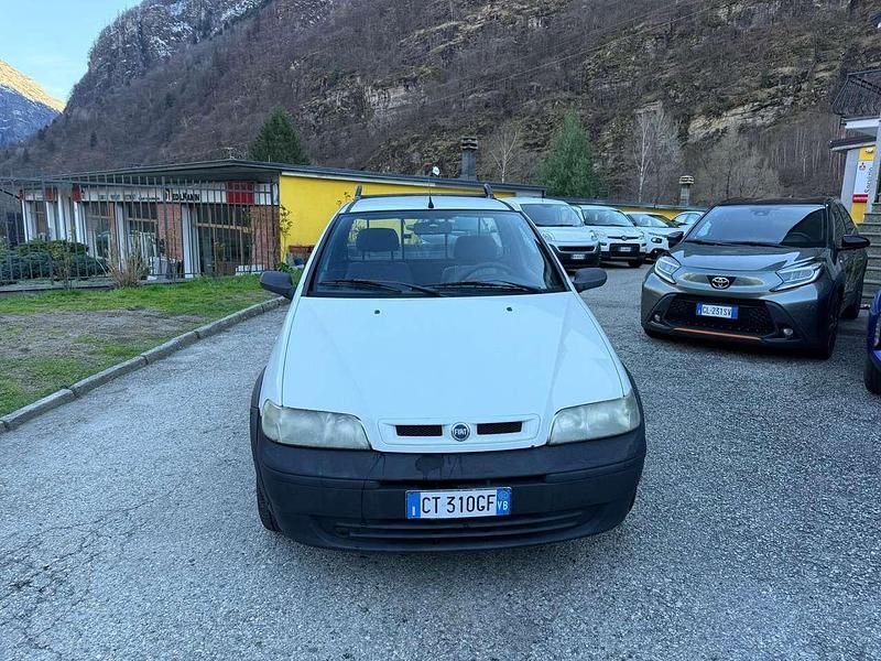 Usata Fiat Strada Trekking 80 CV (58 kW) 2004 Bianco