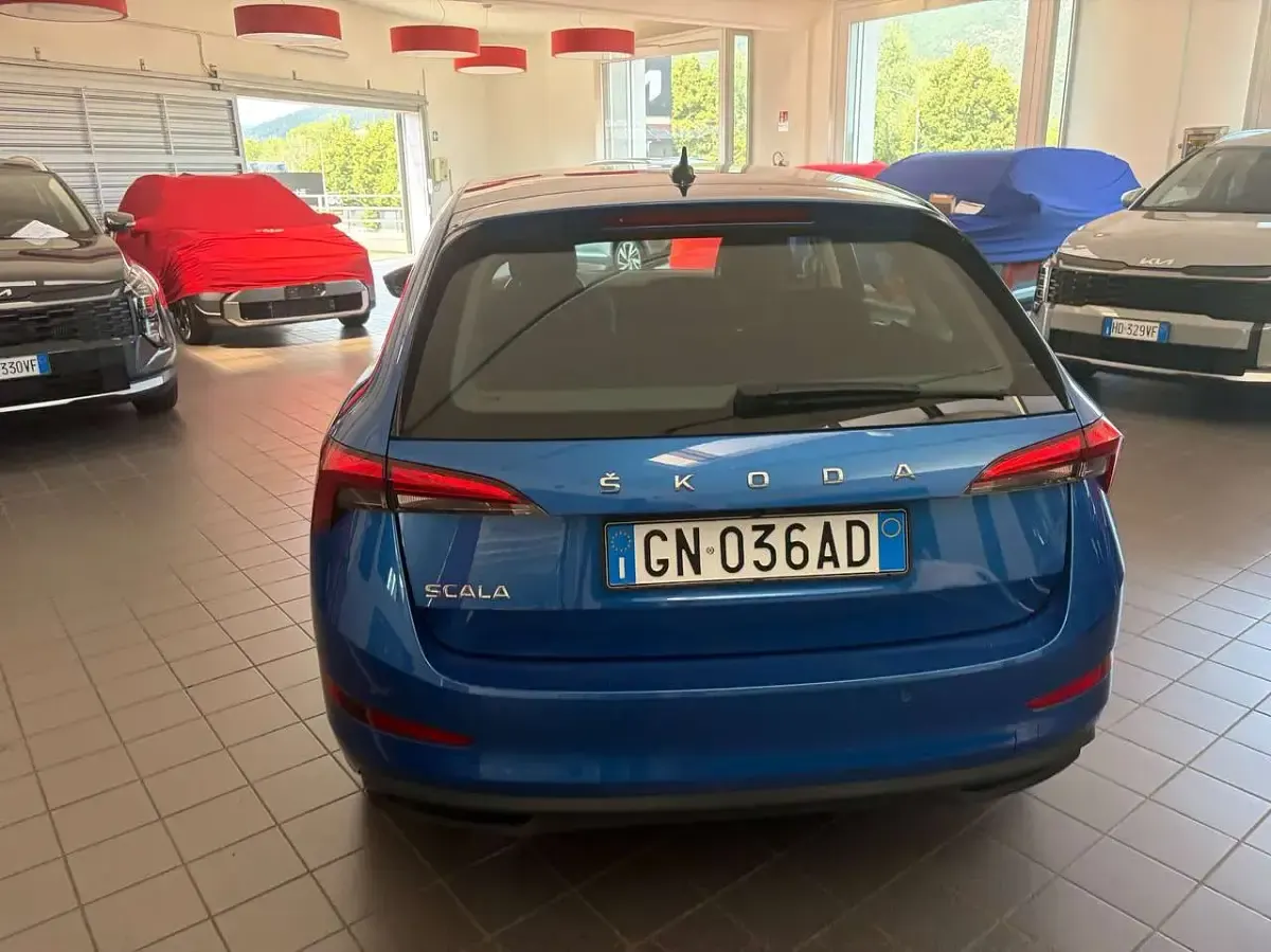 Usata Skoda Scala Ambition 95 CV (69 kW) 2023 Blu/azzurro Utilitaria