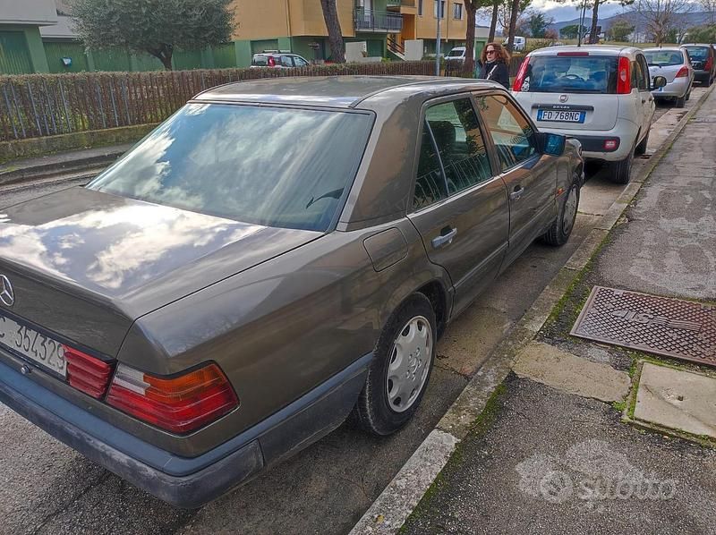 Usata Mercedes E200 109 CV (80 kW) 1990 Grigio Berlina