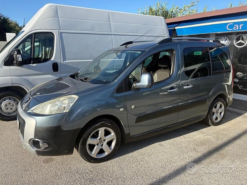 Grigio Usata 2010 Peugeot TePee Tre volumi | 3890 € - Immagine 1/4