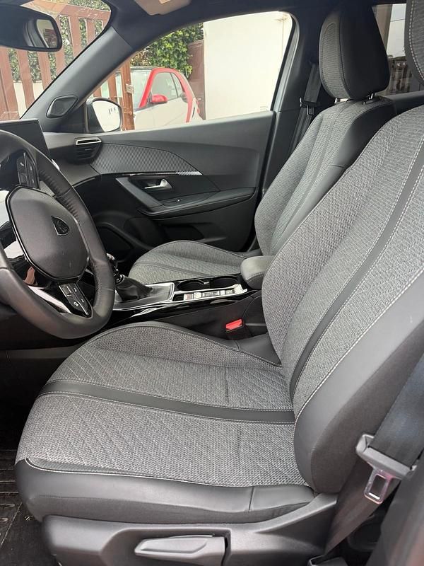 Usata Peugeot 2008 Allure 102 CV (75 kW) 2024 Argento SUV